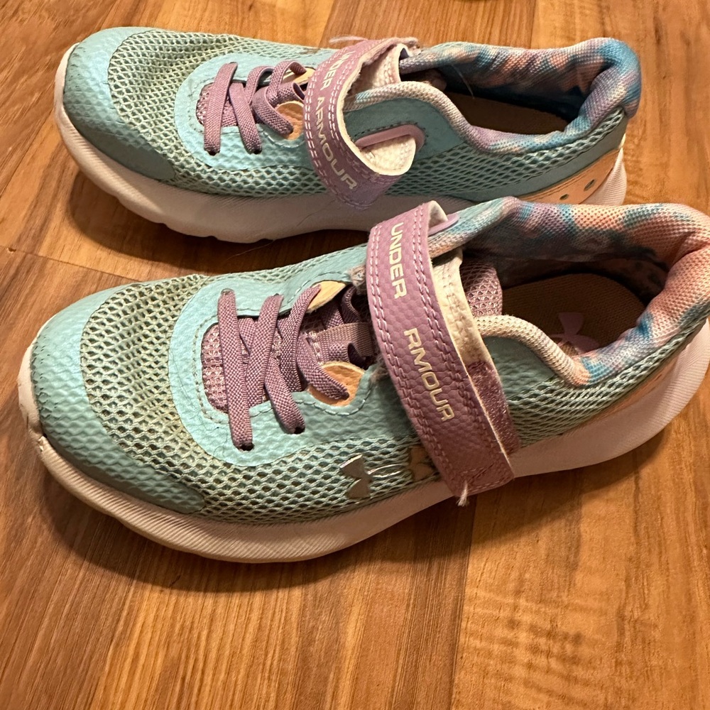Girls under armor, tennis shoes size 13 K fits like a size 12 to one